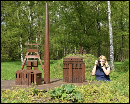 Eine Frau fotografiert ein Modell des Burgenlandes Herten