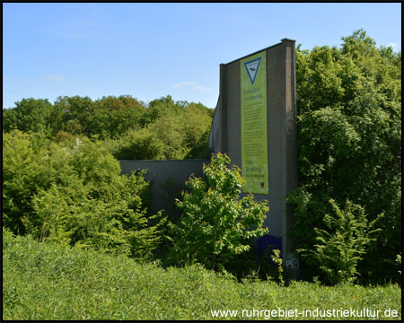 Betonschutzwand am Nordrand des ehem. Militärgeländes