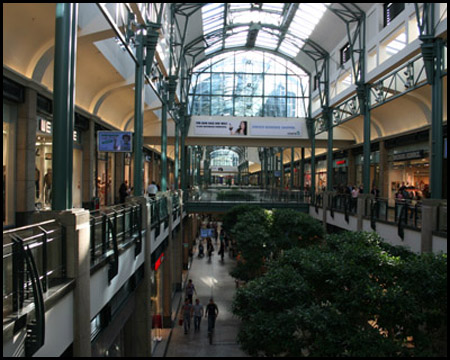   Das CentrO als zweistöckiges Einkaufszentrum