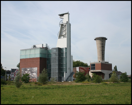 Förderturm Schacht IV und Consol-Theater im Lüftergebäude