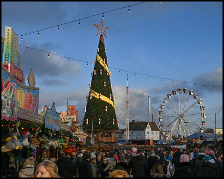 Volksfest und Weihnachtsbaum von Crange