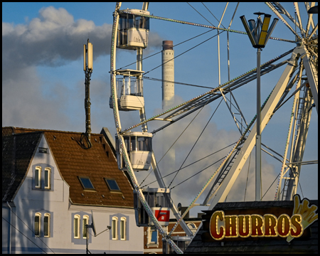 Riesenrad vor Kraftwerk und Wohnhaus