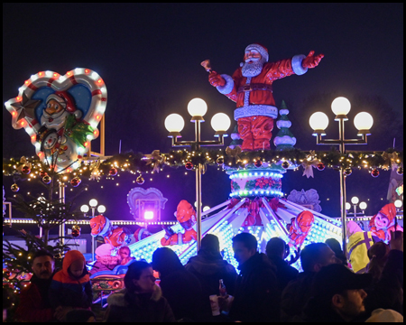 Ein Karussell mit Weihnachtsmann im dunkeln