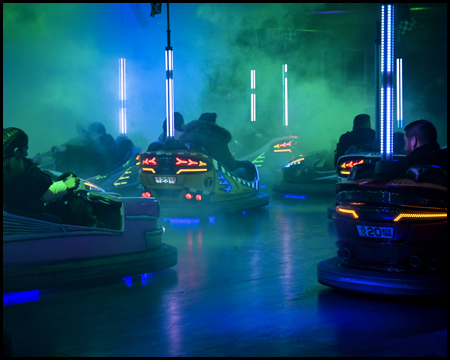 Szene in einem Autoscooter mit grünem und blauem Nebel