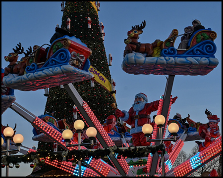 Karussell mit Schlitten vor dem großen Cranger Weihnachtsbaum