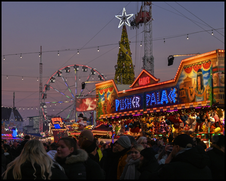 Cranger Winterzauber mit Riesenrad, Kirmesbude, Weihnachtsbaum und schwebendem Schlittengespann