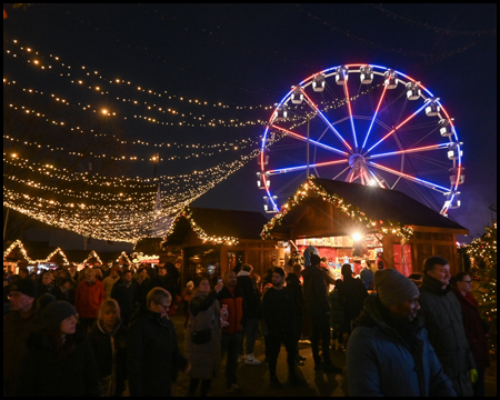 Weihnachtsmarkt mit Riesenrad in der dunkelheit