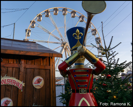 Figur auf einem Weihnachtsmarkt mit einem Horn