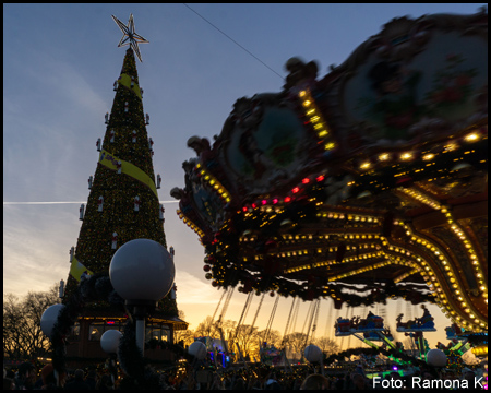 Weihnachtsbaum und Kettenkarussell