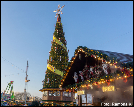 Eine Fress-Bude vor einem Weihnachtsbaum