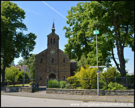 Cranger Kirche direkt neben dem Kirmesgelände