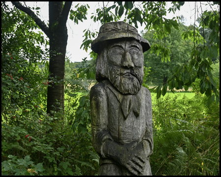 Holzfigur am Holzkohlemeiler in der Haard