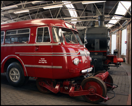 Schienen-Straßen-Bus von 1953 im Lokschuppen