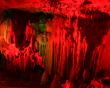 Aktion Höhlenlichter: Farbige Scheinwerfer strahlen die Höhle an