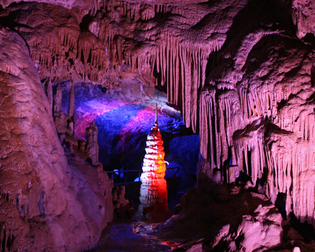 Kaiserhalle mit dem zentralen Stalagmiten