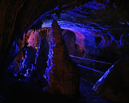 Stalagmiten im angeleuchteten Gegenlicht