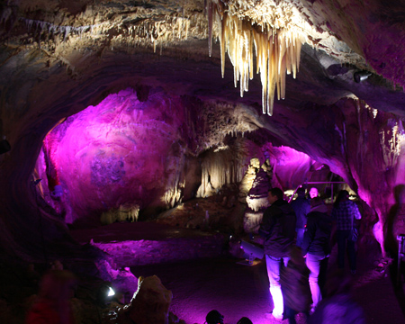 Kanzelgrotte mit den kronleuchterartigen Stalaktiten