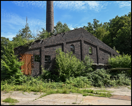 Ruine eines Industriekomplexes mit einem Schornstein