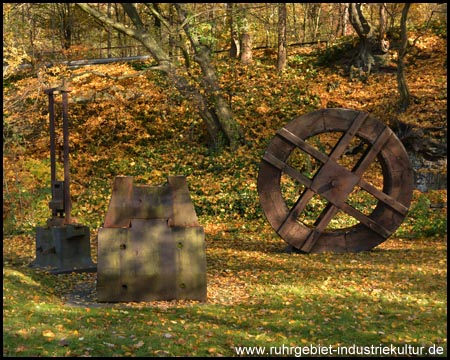 Freigelände mit ausgestellten industriellen Bauteilen