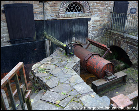 Ehemaliger Graben mit Wasserrädern