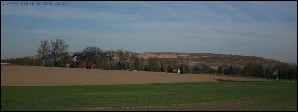 Blick auf die Südseite der ehemaligen Zentralmülldeponie Kornharpen auf dem alten Zechengelände Caroline I / II