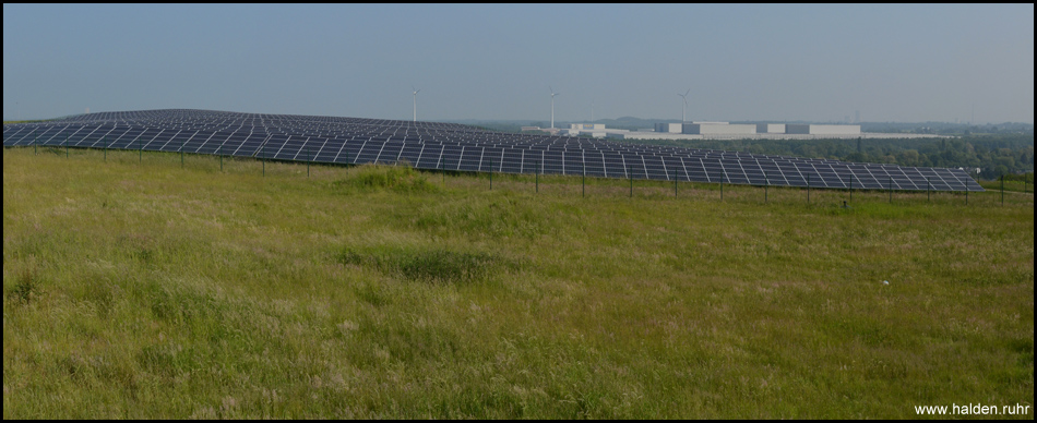 Neue Photovoltaik-Anlage auf dem Gipfel des Deusenbergs, hinten das IKEA-Lager auf Halde Ellinghausen