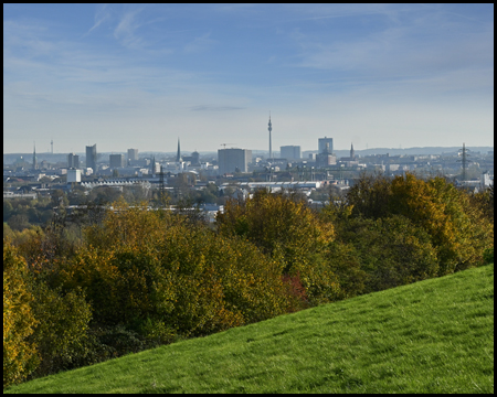 Aussicht von einem Berg auf eine Stadt 