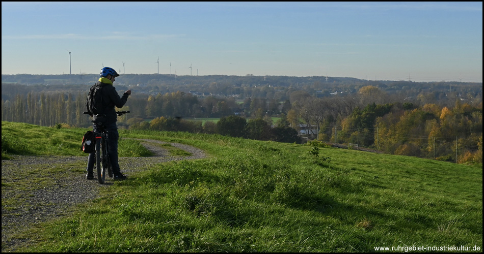 Einsamer Radfahrer genießt die Aussicht vom Deusenberg und macht ein Foto