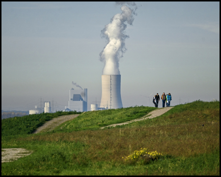 Kühlturm und Menschen auf einem Berg