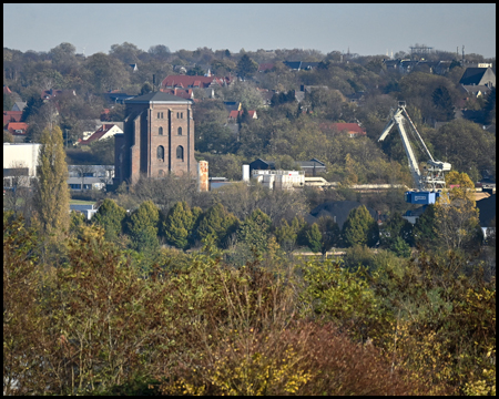 steinerner Förderturm einer Zeche und Hafenkran