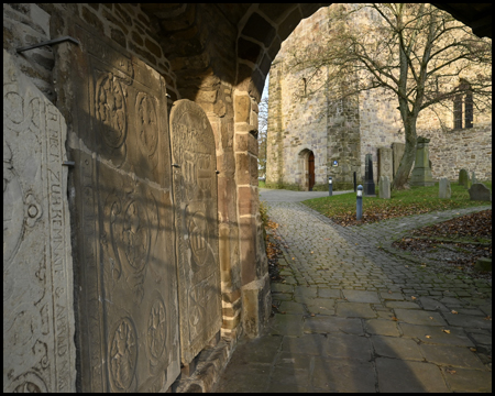 Eingang zum Kirchhof mit Grabplatten an der Wand