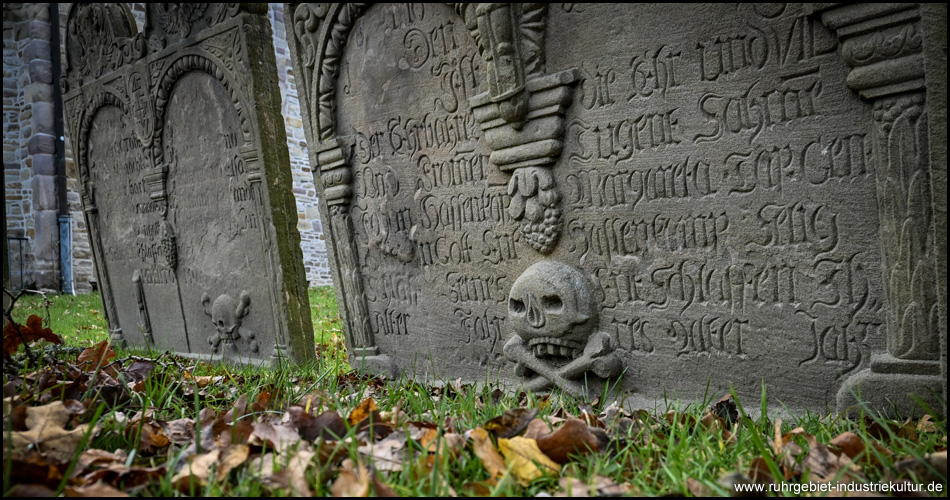 Alte Grabsteine mit Totenköpfen