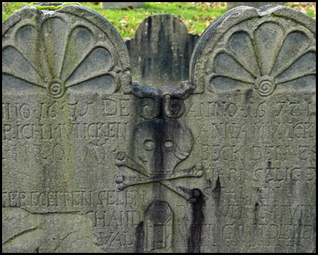 Totennkopf an einem Grabstein