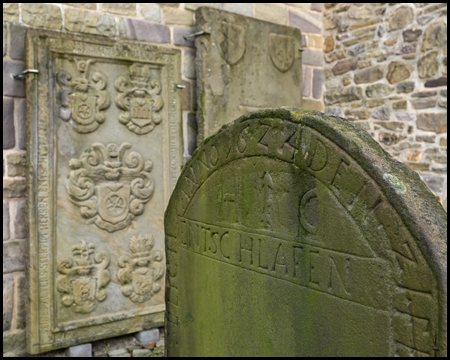 Grabplatten an einer Kirchenwand