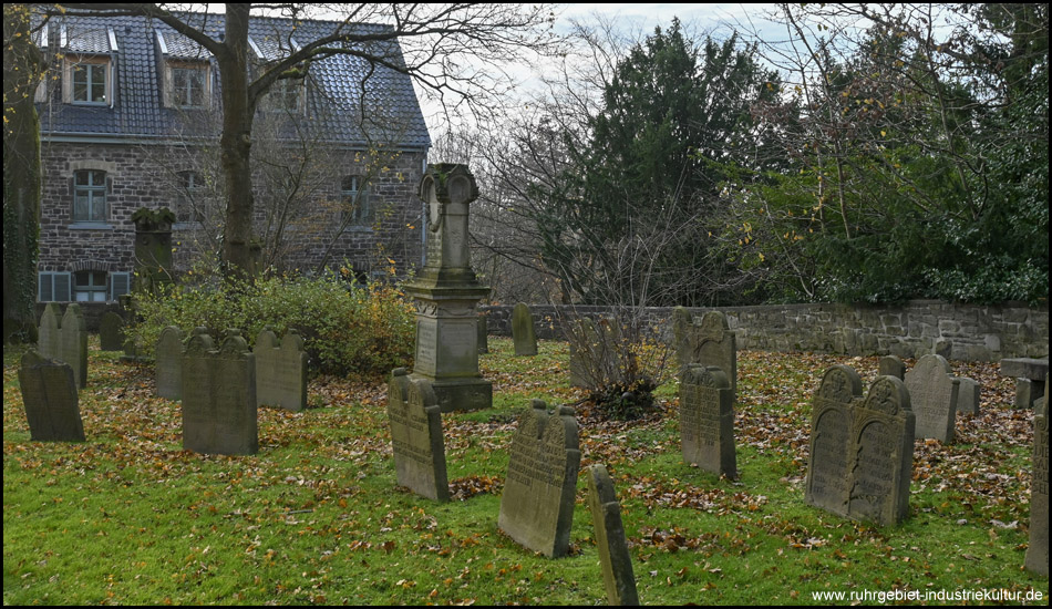 Kirchhof mit alten Grabsteinen an der Dorfkirche Stiepel