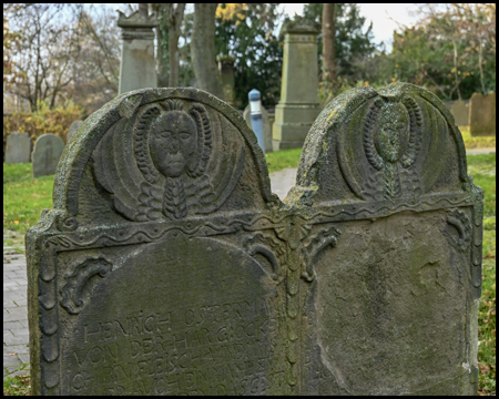 Ein Doppelgrabstein mit Engelfiguren