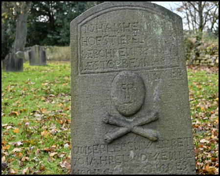 Totenkopf an einem Grabstein