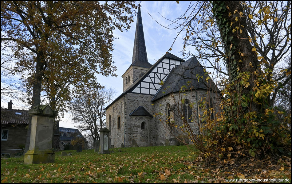 Dorfkirche Stiepel mit dem Kirchhof, den die Kirche umgibt
