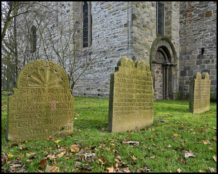 Grabsteine vor einer Kirche