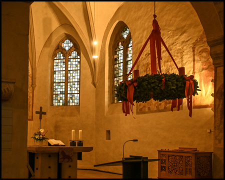 Adventskranz, Altarraum und Chor der Stiepeler Dorfkirche