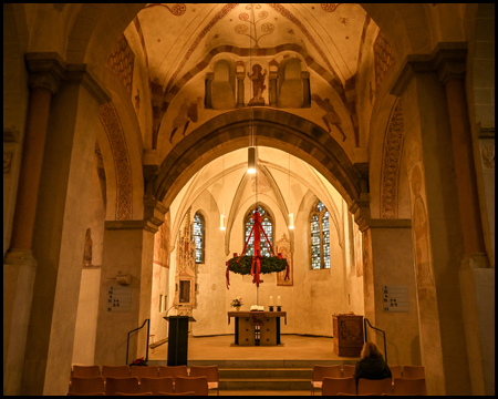 Adventskranz, Altarraum und Chor der Stiepeler Dorfkirche
