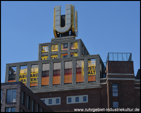 Spitze des Kellerturms mit dem markanten goldenen U