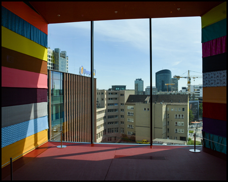 Blick aus einem Fenster auf eine Skyline einer Großstadt