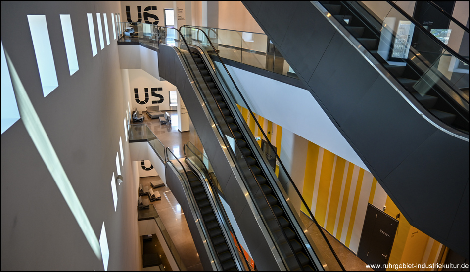 Treppenhaus mit Rolltreppen im Dortmunder U