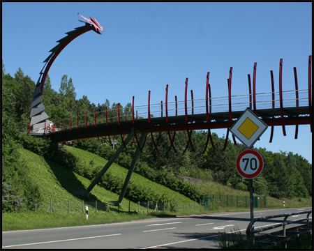 Drachenkopf und -Körper formen die Fußgängerbrücke