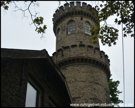 Neogotischer Rundturm mit Zinnen