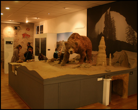 Ausstellungsräume mit Höhlenbären und Kriechhöhle