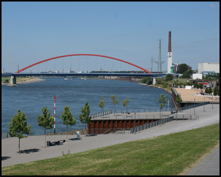 Neue Promenade am Rhein vor der Brücke der Solidarität