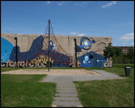 Spielplatz vor einer erhaltenen Betonwand