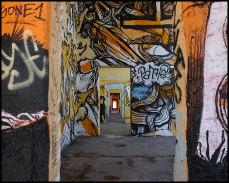 Blick durch den umgestalteten Bunker an der Skater-Anlage